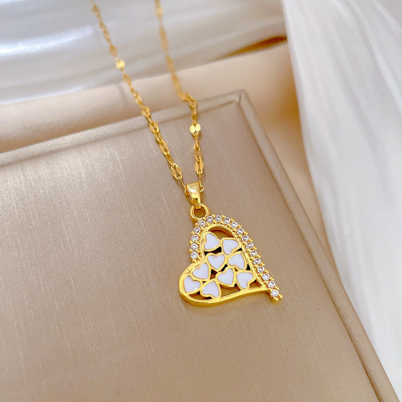 Collana a catenina minimalista da donna placcata in acciaio al titanio a forma di cuore con finitura smaltata, delicata catena per la clavicola