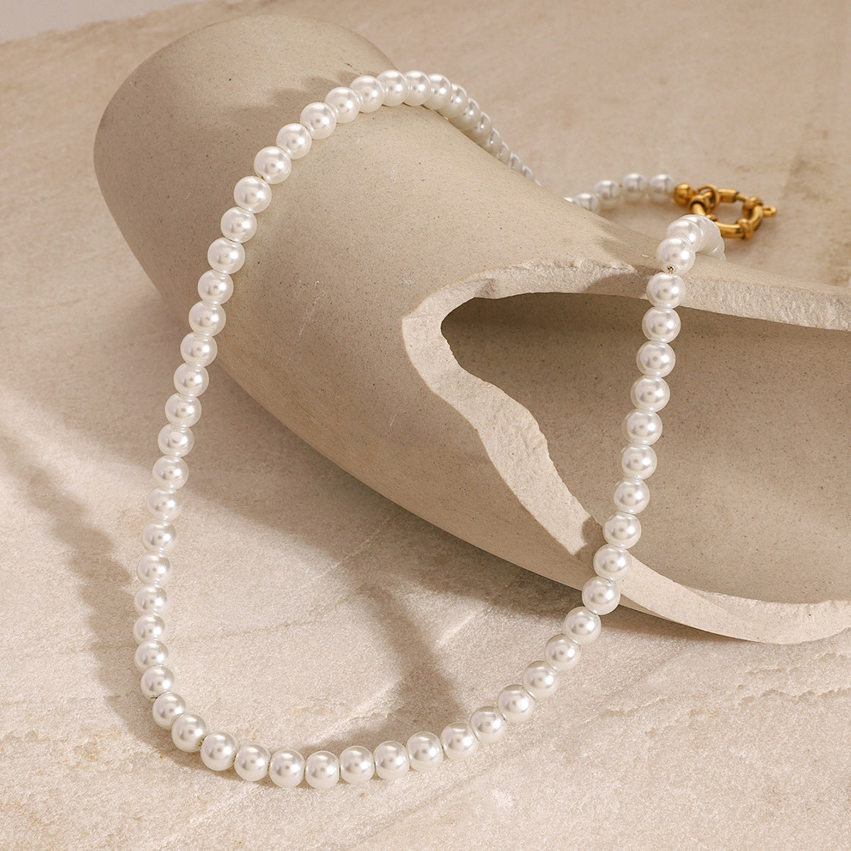 Collana con pendente in perla stile francese vintage in acciaio inossidabile con intarsio di strass e finitura placcata per donna