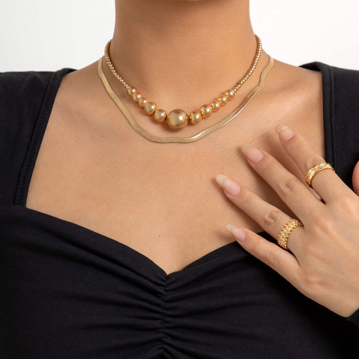 Collana Minimalista a Doppio Strato con Catenina a Serpente e Perline Rotonde Geometriche per Donna con Metallo Placcato e Ciondolo in Resina
