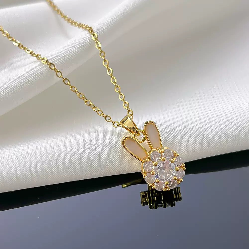 Set di collana con ciondolo a coniglio rotante di lusso leggero con rame placcato oro e accenti di zirconi per donna
