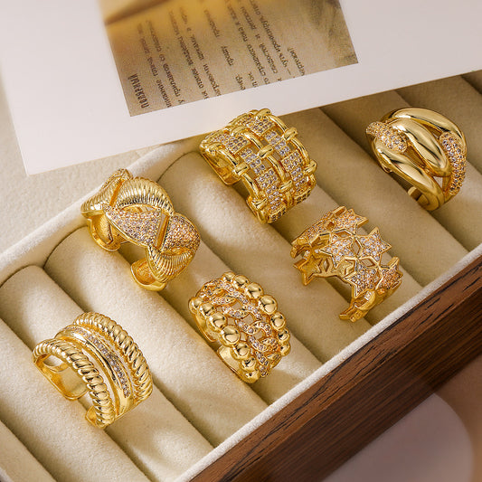 Anillo Abierto Geométrico Minimalista para Mujer Hecho de Latón con Baño de Oro de 18K e Incrustaciones de Zirconia