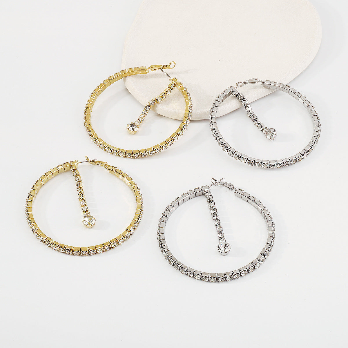 Pendientes de aro con cadena geométrica en forma de garra, dulces y atrevidos, con detalles de diamantes de imitación y acabado galvanizado para mujer
