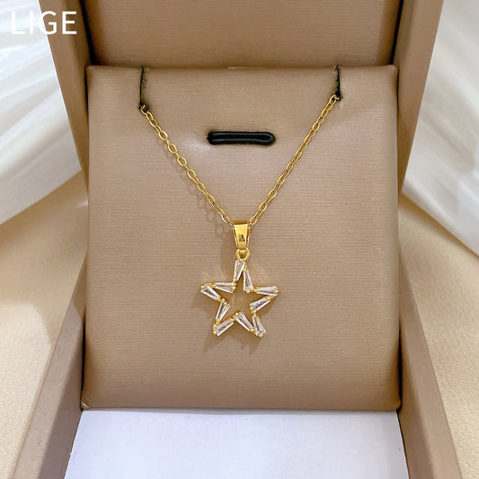 Collana pendente a stella a cinque punte cava di lusso minimalista da donna con catena in acciaio inossidabile e accenti di strass