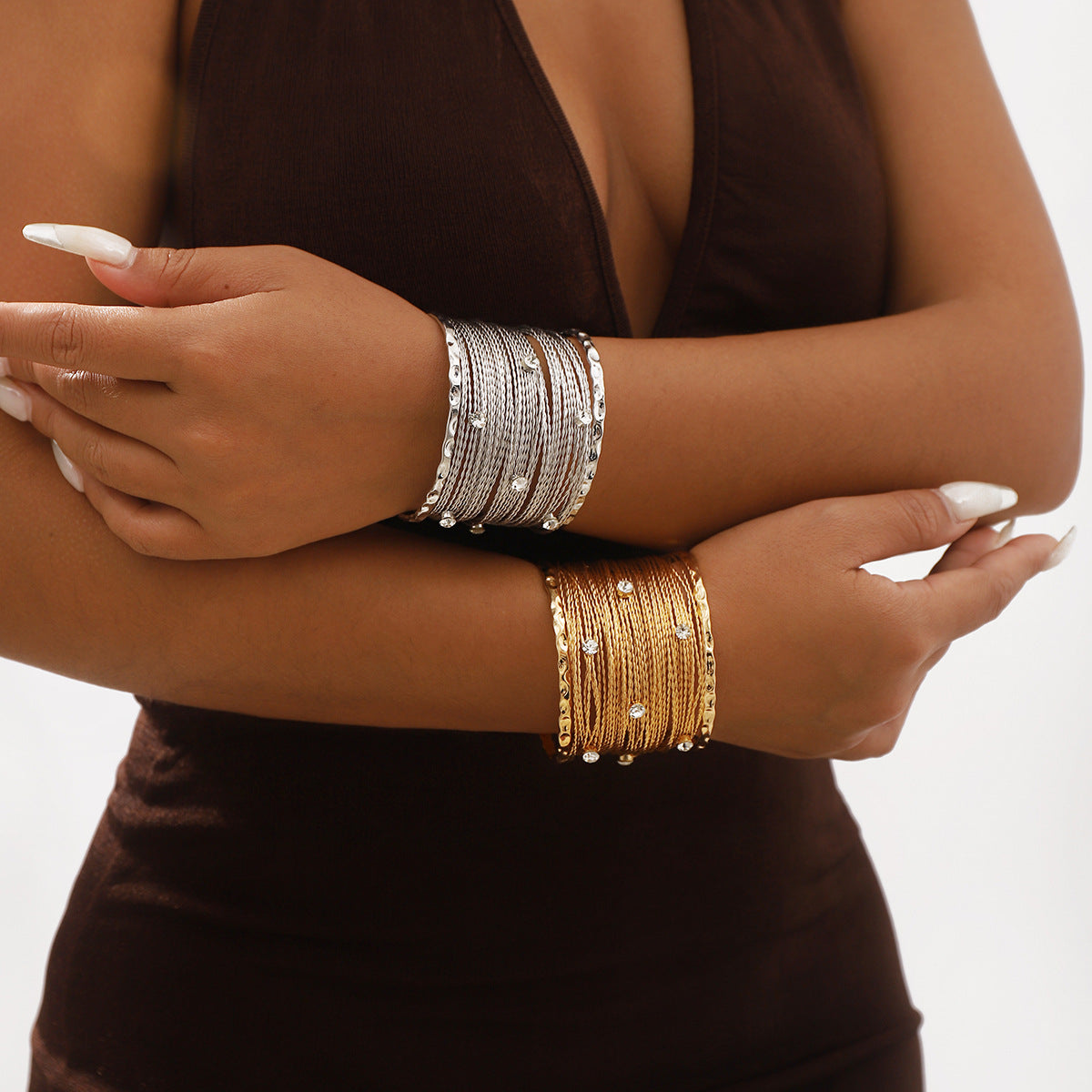 Brazalete rígido de metal texturizado geométrico estilo punk para mujer con acabado cepillado y diseño abierto ajustable