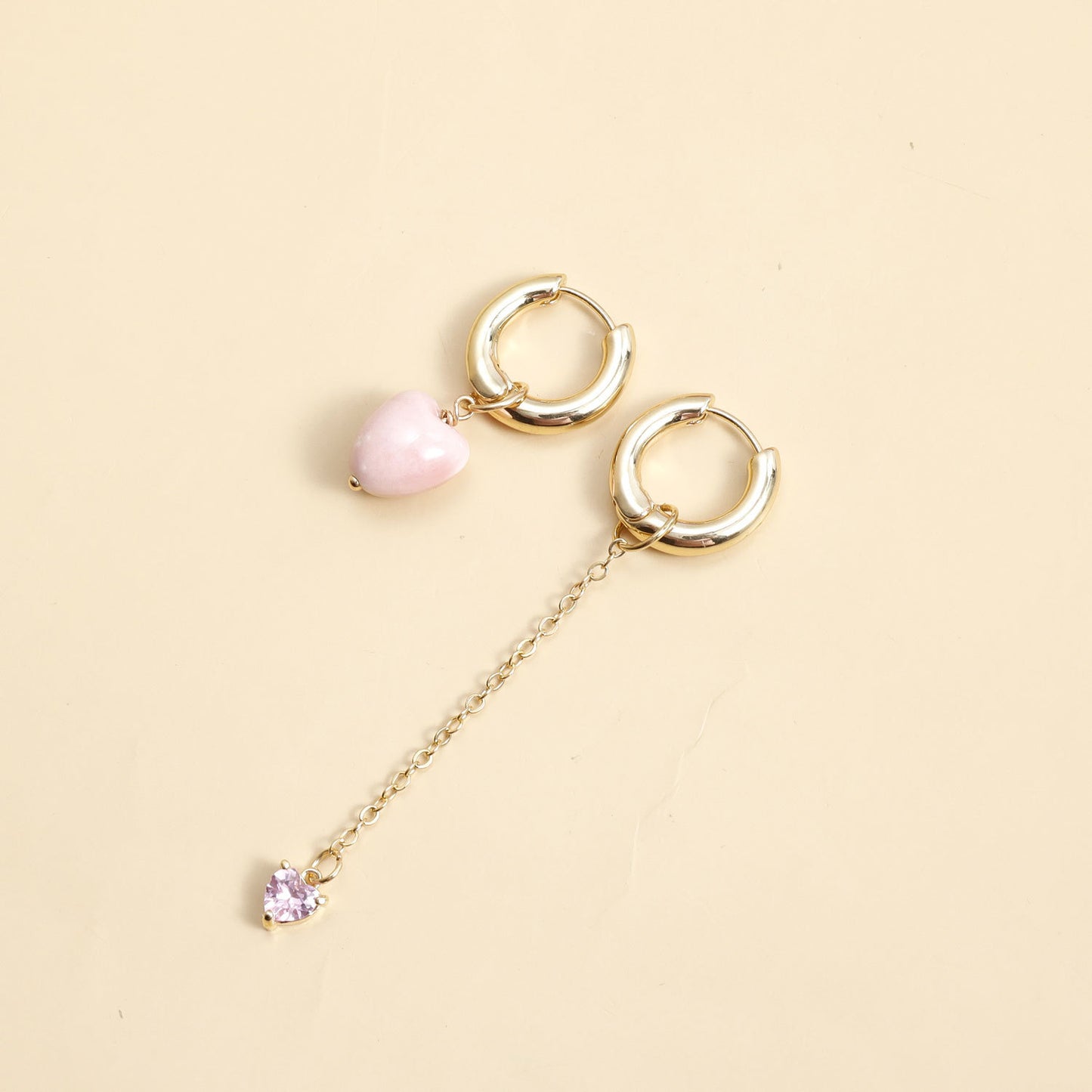 Aretes de moda con dije de corazón y detalle de borla con acabado chapado para mujer