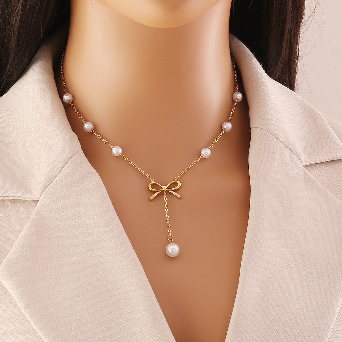 Collana con ciondolo a fiocco alla moda in acciaio inossidabile con nappe di perle su catena a O da donna