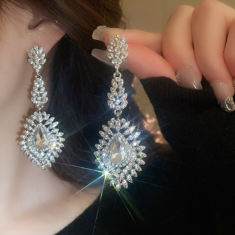 Orecchini a perno di lusso con lega geometrica irregolare e intarsio di strass, placcati argento, alla moda e versatili da donna