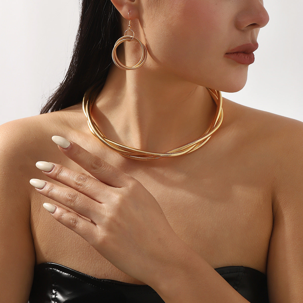 Conjunto de collar y pendientes de metal entrelazado de tres hebras multicapa con cadena de serpiente geométrica estilo punk con acabado chapado