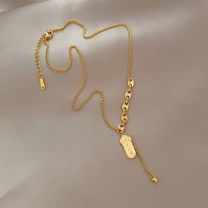 Collana con Pendente Minimalista a Naso di Maiale in Acciaio al Titanio per Donna e Uomo con Design Geometrico e Catena Placcata Oro