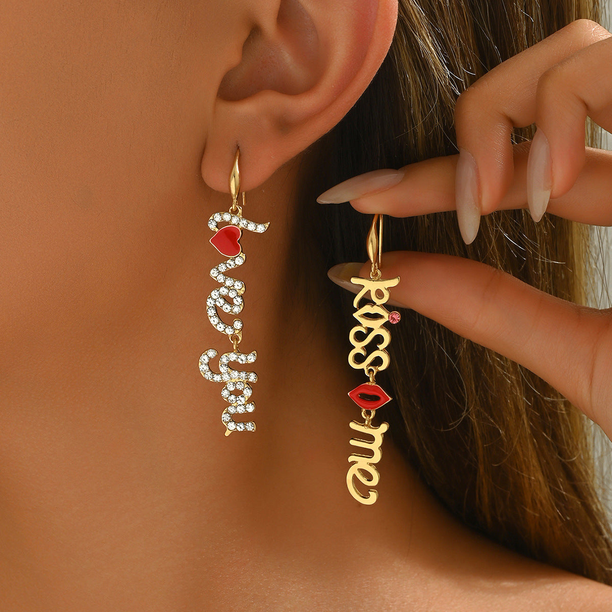 Pendientes minimalistas con forma de letra, de aleación de zinc, con incrustaciones de diamantes de imitación y postes de acero inoxidable para mujer
