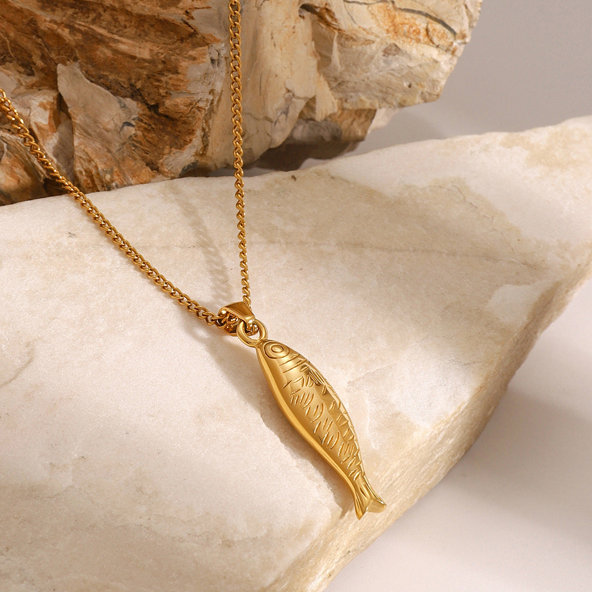 Elegante collana a pendente a tema marino da donna con catena in acciaio inossidabile e pendente in acciaio al titanio, finitura galvanizzata, design a forma di pesce