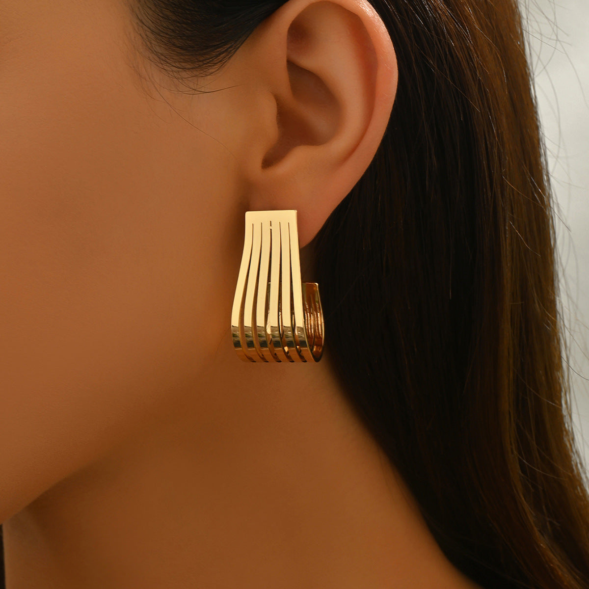 Pendientes Geométricos Elegantes de Metal Doblado para Mujer con Base de Aleación de Zinc y Acabado Galvanizado