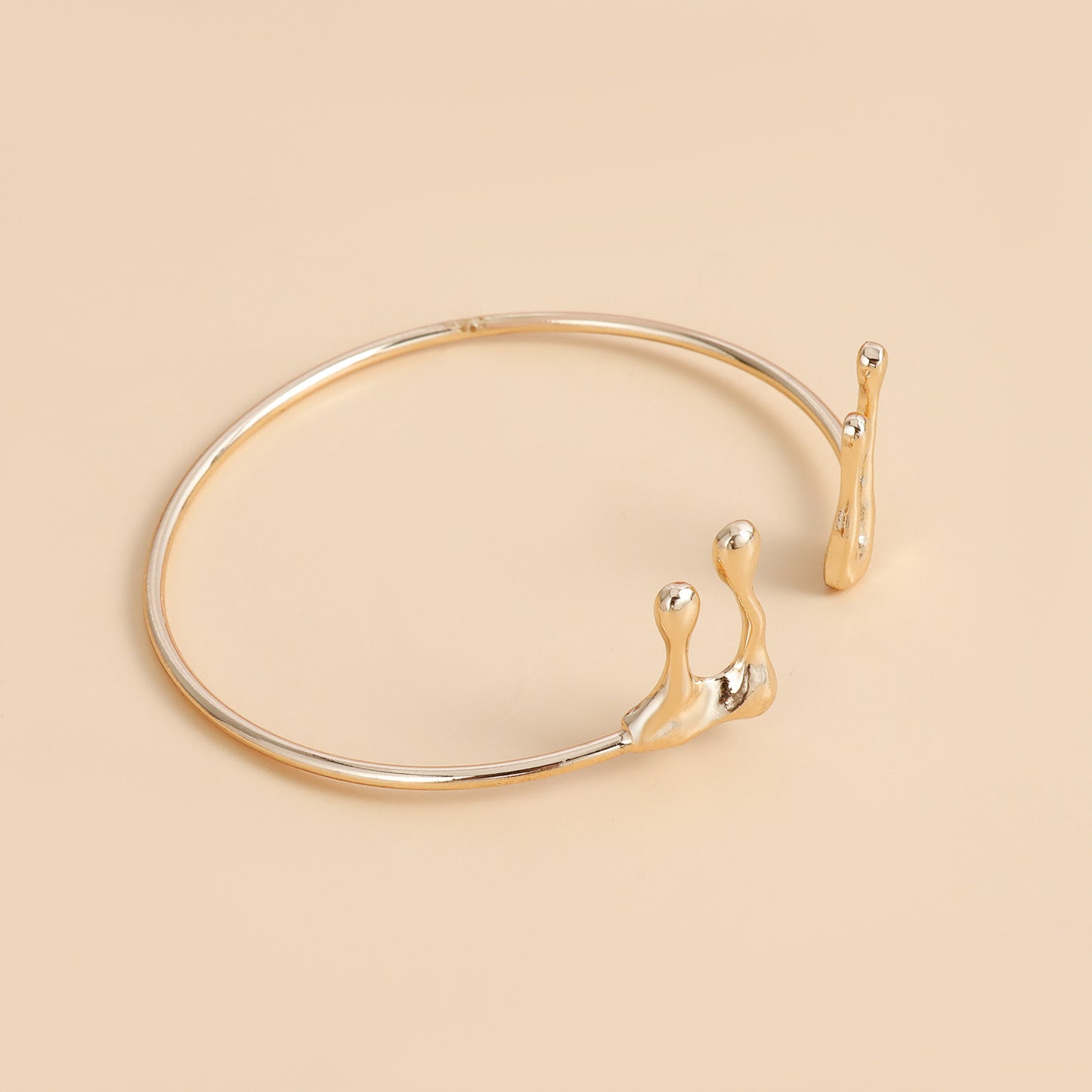 Brazalete Abierto Minimalista Geométrico Estilo Lava para Mujer con Acabado Metálico y Superficie Galvanizada