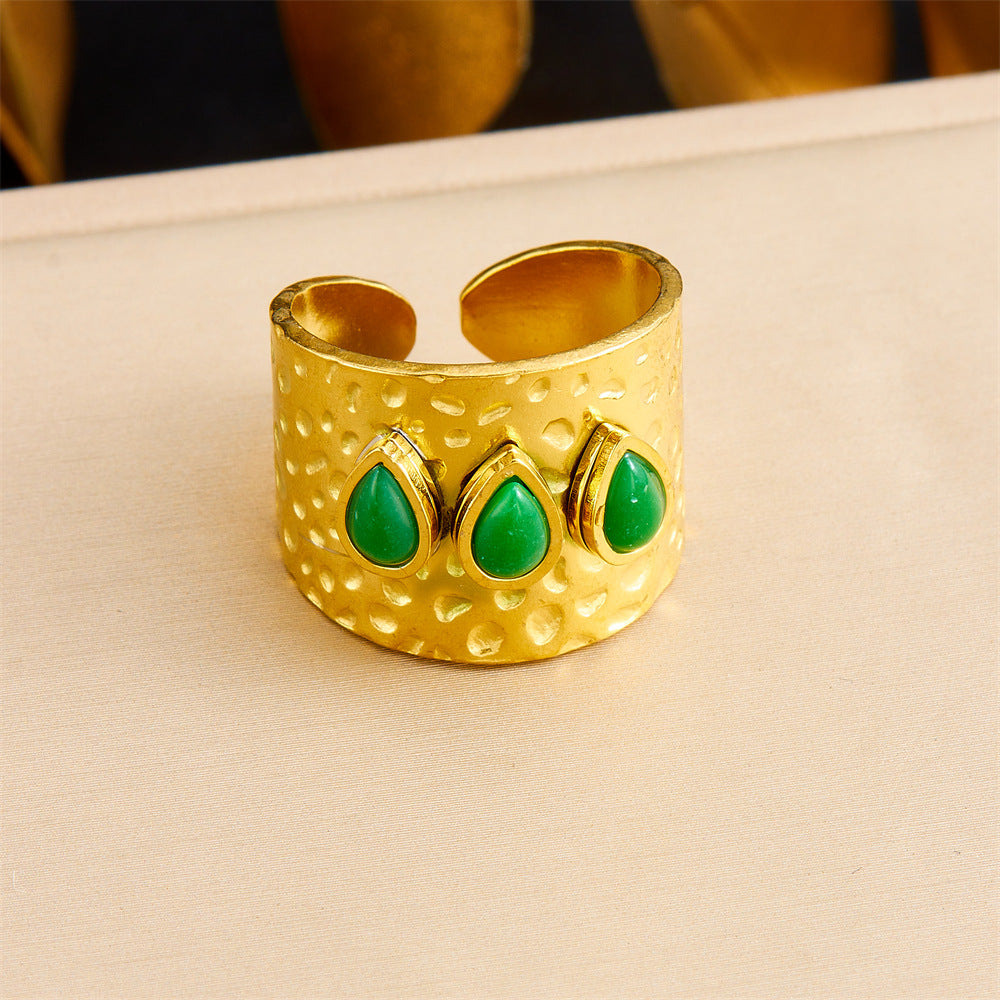 Anillo de acero inoxidable geométrico de estilo vintage con baño de oro de 18 quilates y detalle de corazón asimétrico para mujer