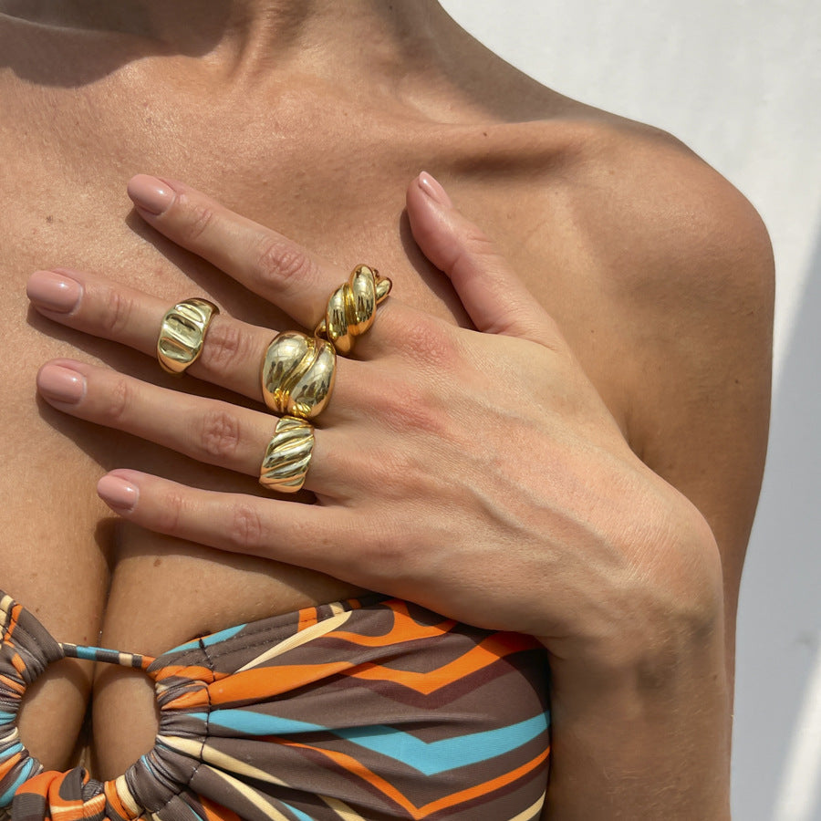 Anillo de aleación geométrico minimalista entrelazado con acabado pulido y diseño de unión abierta lisa para mujer