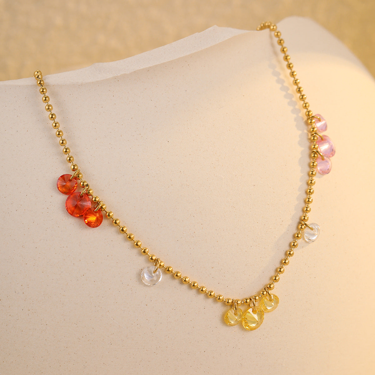 Bracciale da donna minimalista e alla moda in acciaio inossidabile con intarsi in zirconi colorati e placcatura in oro per un look di lusso