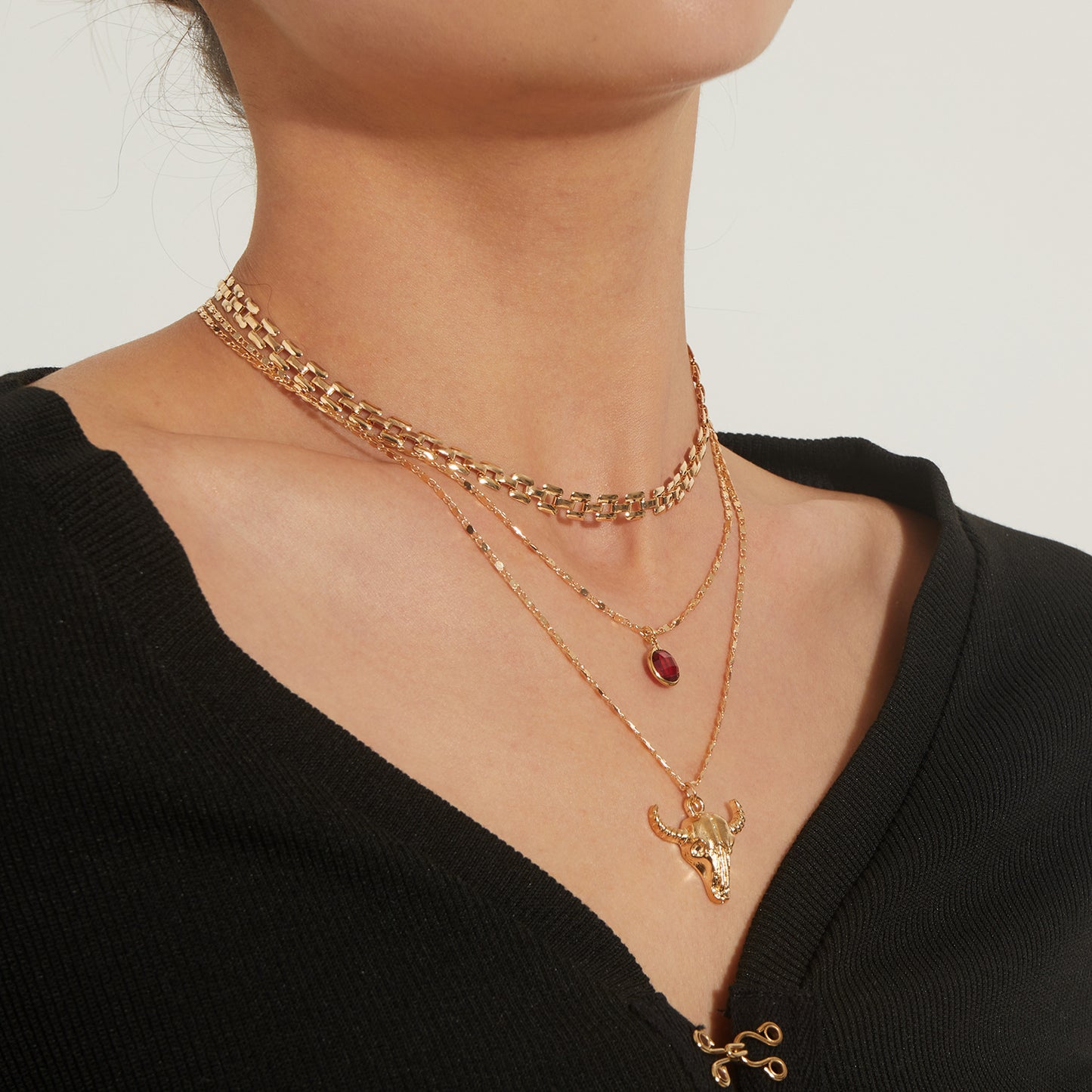 Fashion Double-Layer Bull Pendant Necklace for Women in Alloy with Plated Finish