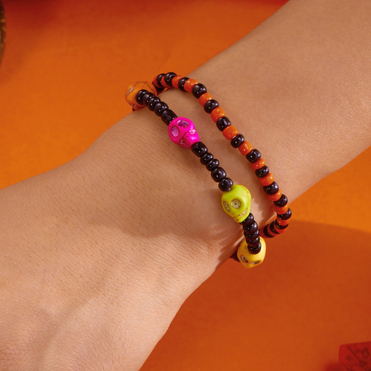 Set di braccialetti elastici da donna con perline geometriche in resina e ciondoli a forma di teschio, stile casual