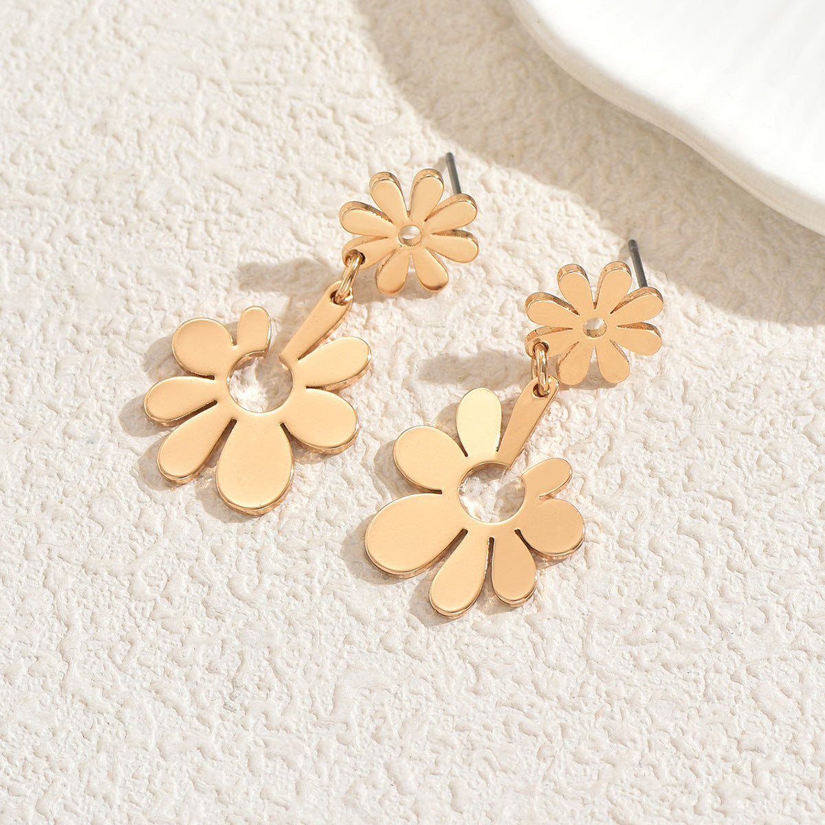 Elegantes Pendientes Geométricos Florales para Mujer Hechos de Aleación de Zinc con Baño de Oro de 18K