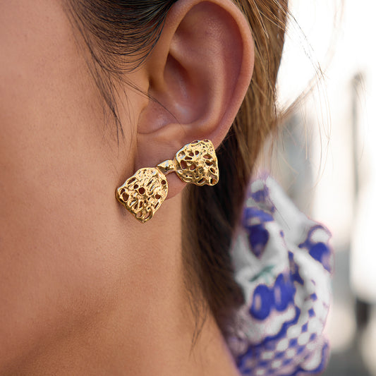 Pendientes de tuerca de acero inoxidable chapados en oro de 18 quilates con nudo de lazo geométrico minimalista de lujo para mujer