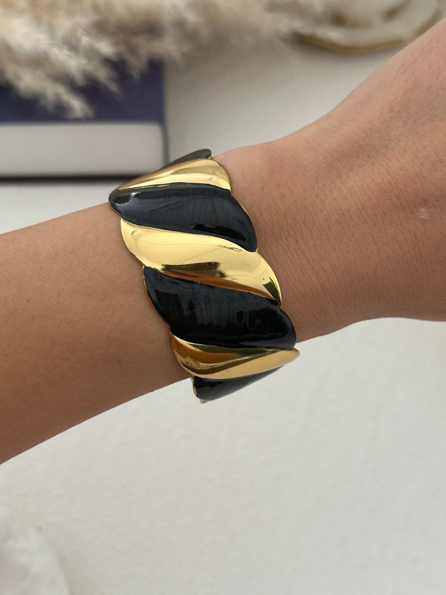 Elegant Gold Plated Starfish Pattern Stainless Steel Open Cuff Bracelet