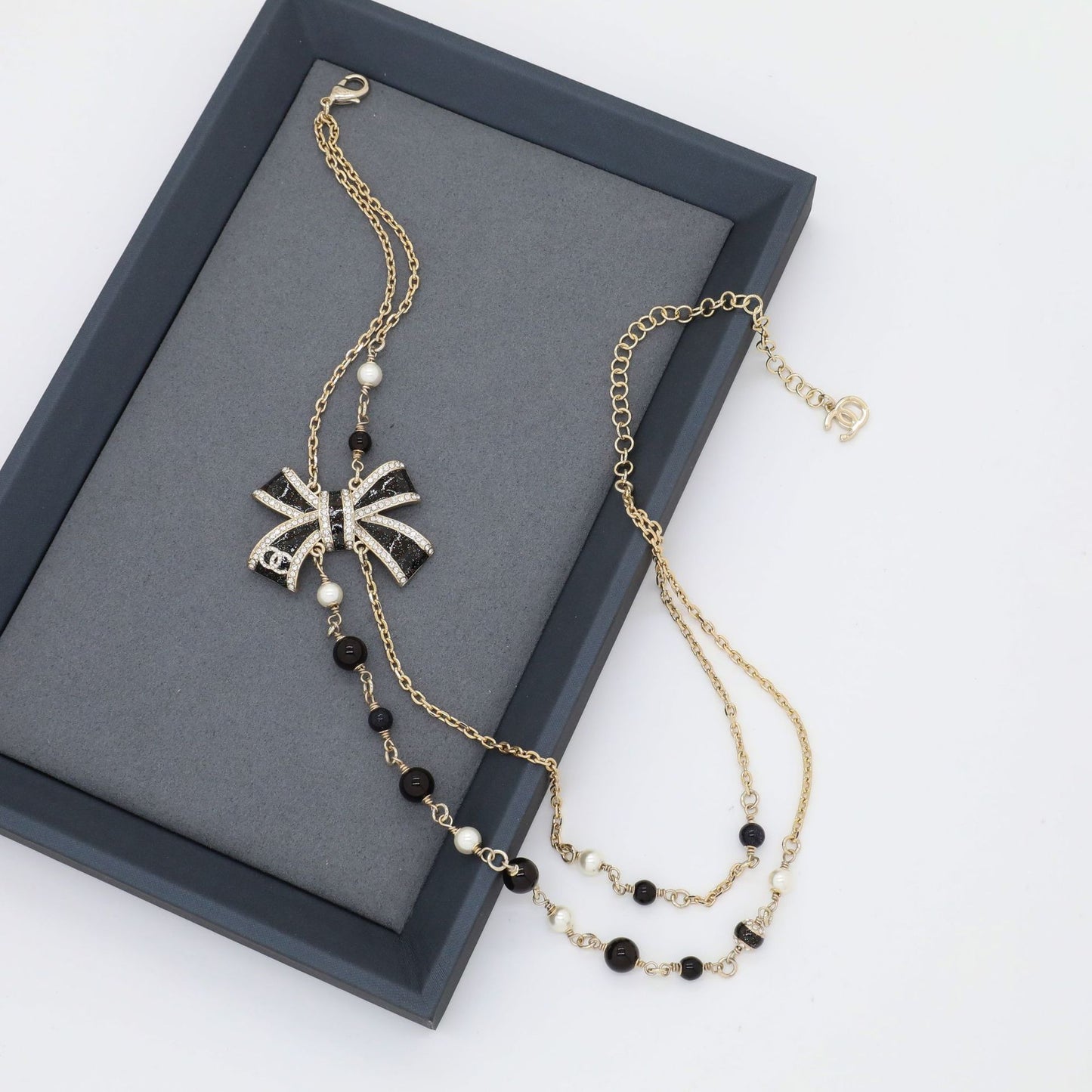 Collana Fiocco Lusso in Ottone Placcato Oro con Dettagli Strass e Smalto, Doppia Catena di Perle per Donna