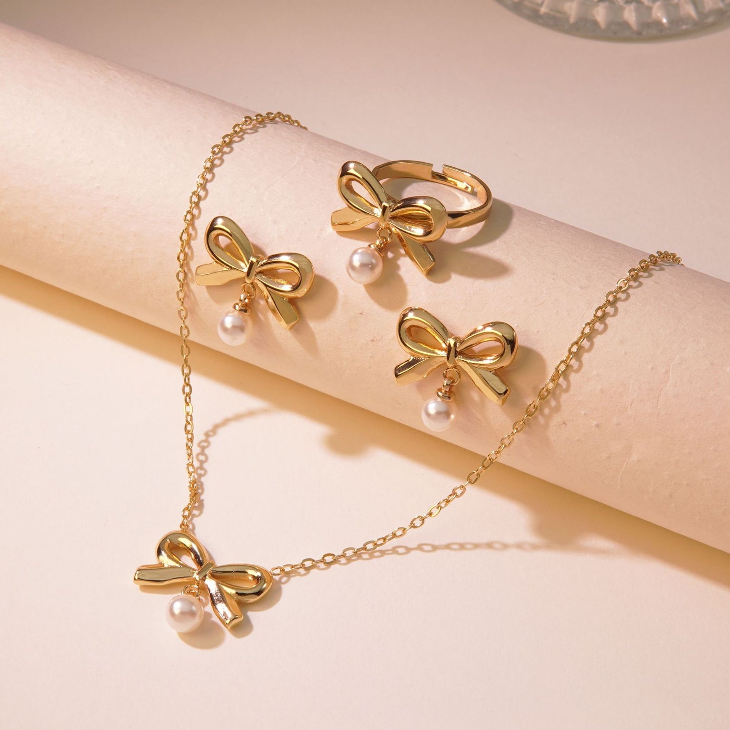 Collar Minimalista de Acero Inoxidable con Colgante de Perla y Lazo Geométrico Dulce para Mujer