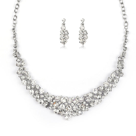 Collar con colgante geométrico dulce y atrevido para mujer, cadena de aleación con acabado chapado, joyería llamativa corta para primavera y verano
