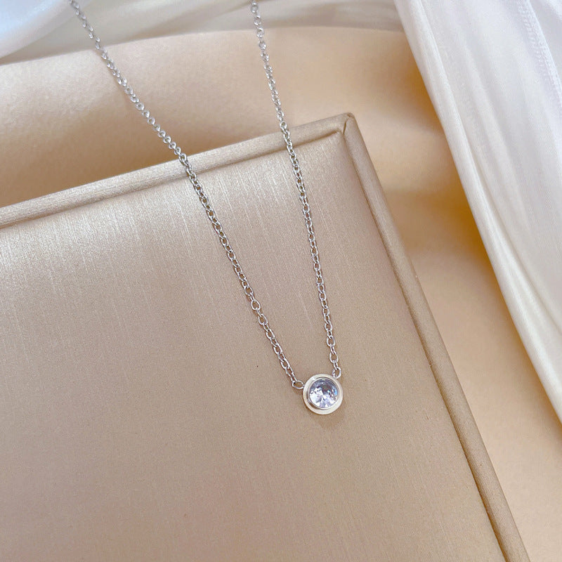 Collana girocollo minimalista in acciaio al titanio con strass, ciondolo floreale geometrico