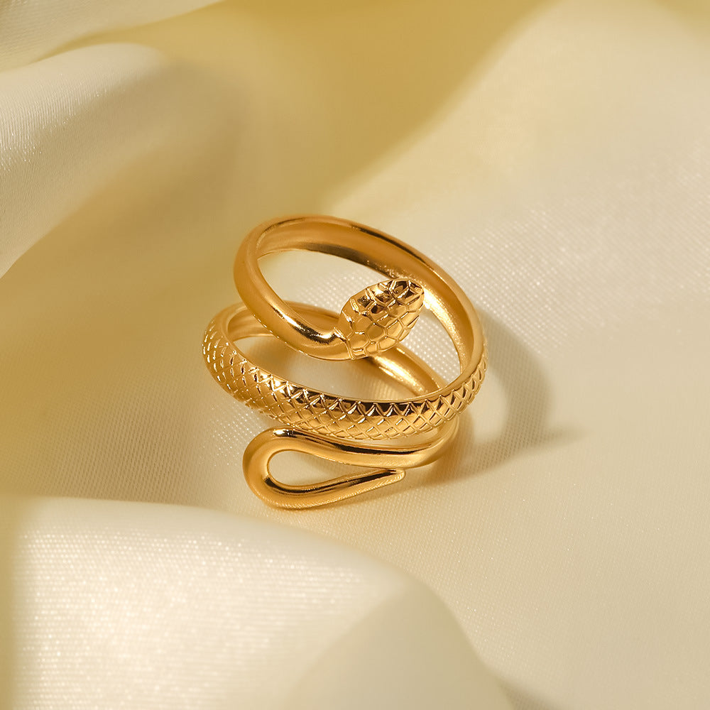 Anello classico da donna in acciaio inossidabile placcato oro 18 carati con serpente testurizzato, design scavato, regolabile