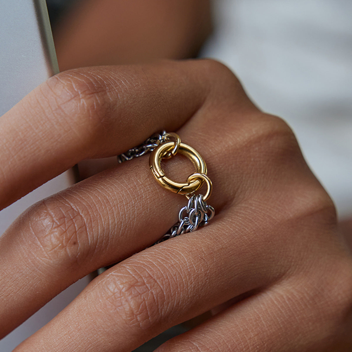 Anillo con borla geométrica a la moda en acero de titanio con acabado chapado para mujer