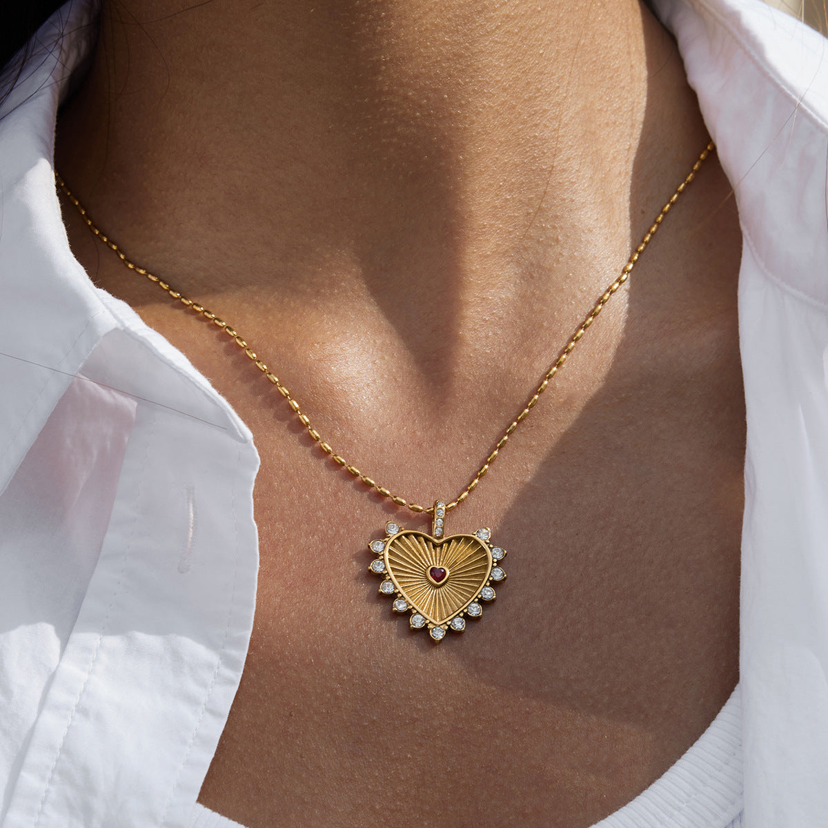 Collana pendente minimalista a forma di cuore in acciaio al titanio con finitura placcata da donna