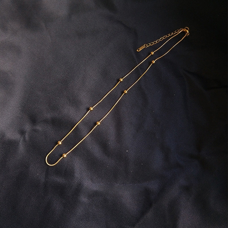 Elegante collana girocollo da donna a catena serpente in acciaio al titanio placcato oro 18 carati con perline geometriche