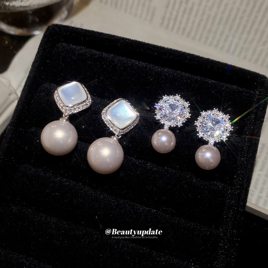 Orecchini a perno con perla floreale vintage ed elegante con intarsio in zirconi per donna