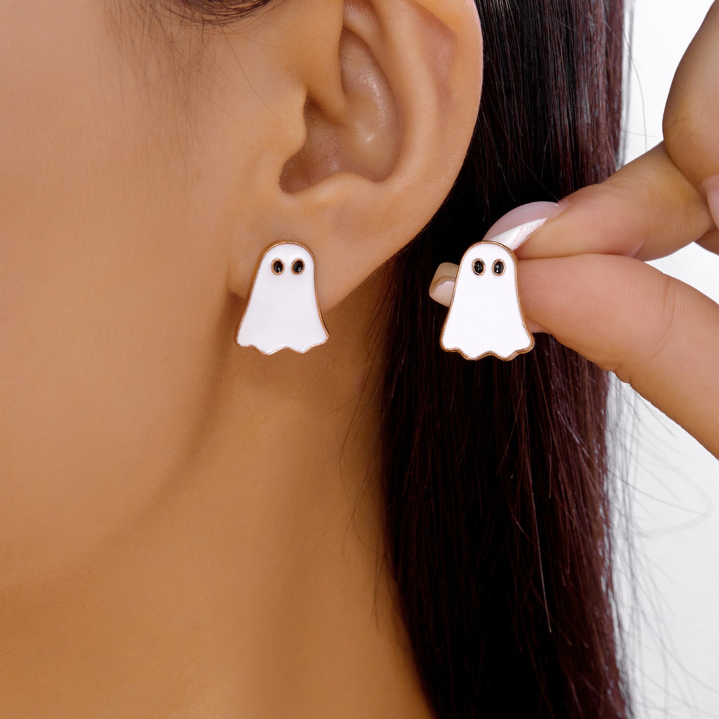 Collana con ciondolo fantasma di Halloween giocoso da donna, accessorio di moda minimalista in lega galvanizzata con design bianco e nero