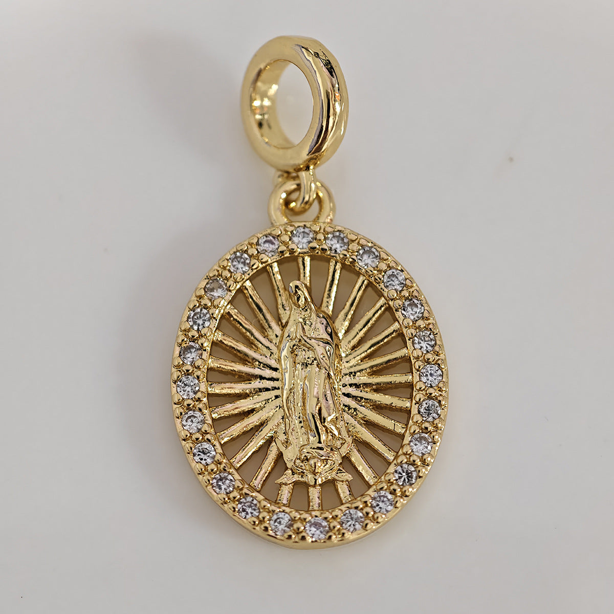 Ciondolo a Lettera Minimalista in Ottone Placcato Oro 18K con Barretta Charm con Zirconia Cubica Incastonata