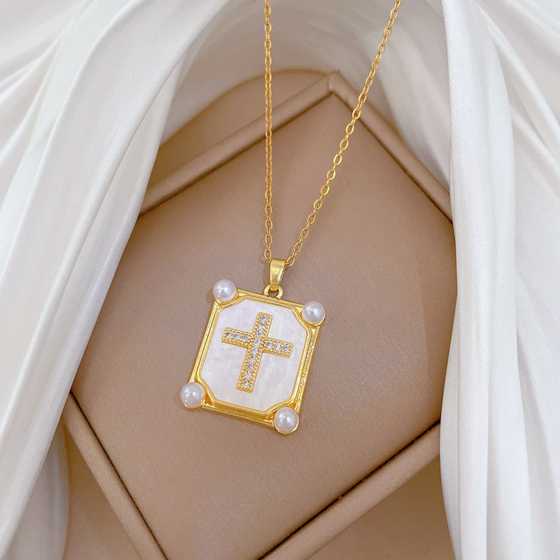 Elegante Collana con Ciondolo a Croce da Donna in Acciaio Inossidabile con Dettagli in Perle e Intarsi di Strass
