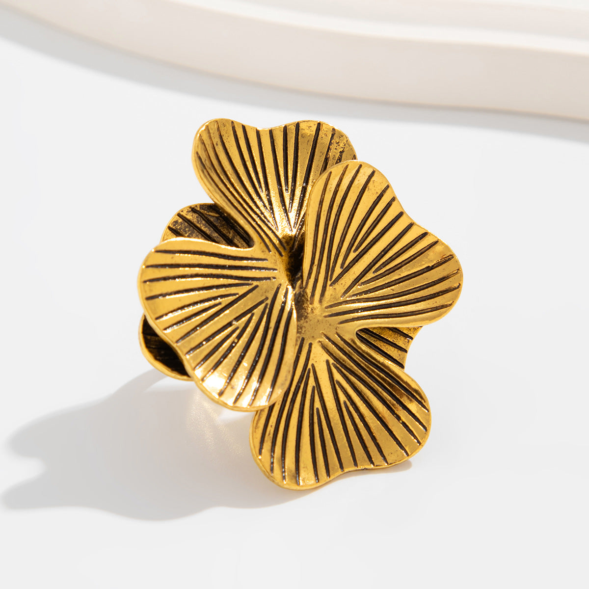 Anillo minimalista de aleación para mujer, tono frío, con hoja hueca y forma geométrica, acabado galvanizado.