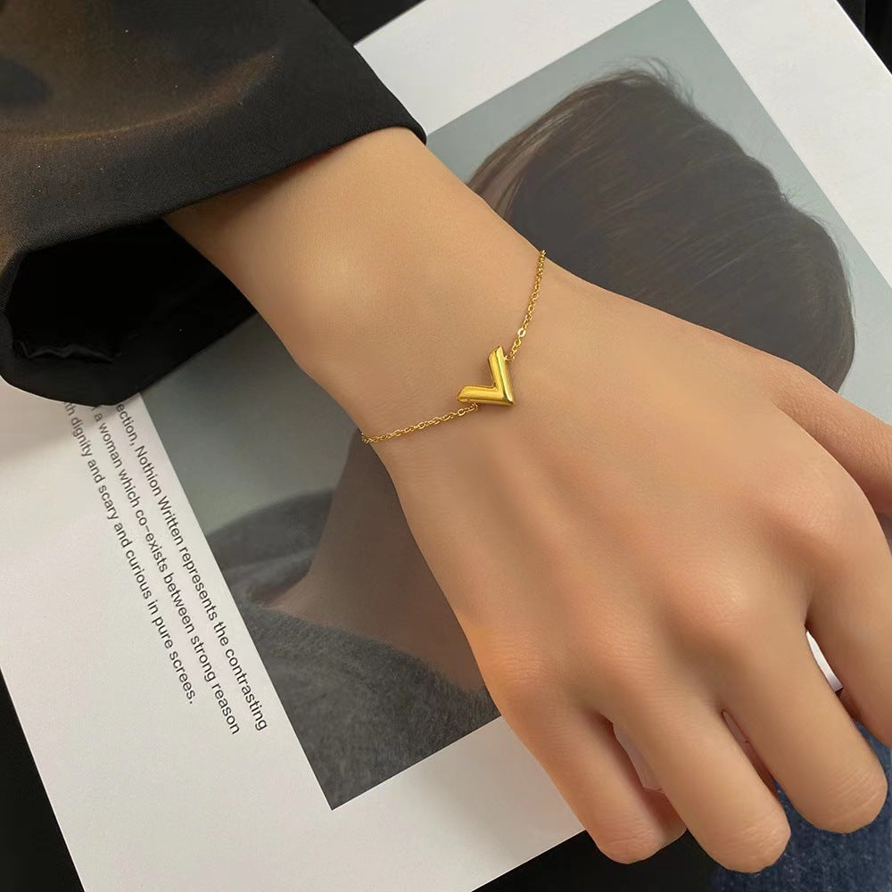 Collar minimalista con la letra V de acero de titanio chapado en oro para mujer, con cadena de medallón