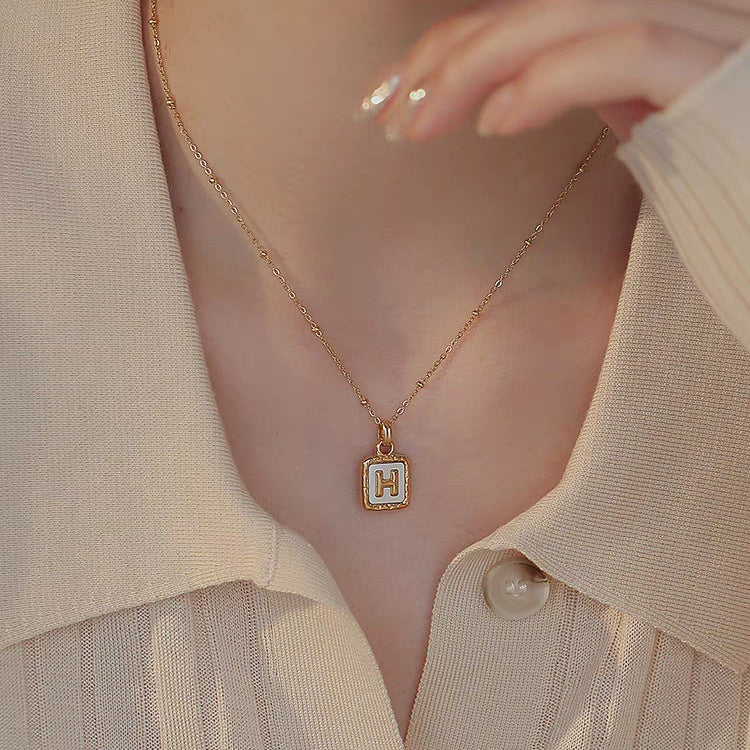 Collar con dije de letra H minimalista para mujer en acero de titanio con chapado en oro, cadena O, diseño geométrico