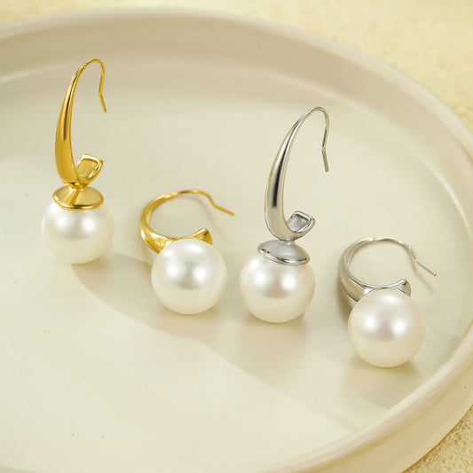 Pendientes colgantes elegantes de acero inoxidable en forma de C con incrustaciones de perlas y chapado en oro de 18 quilates para mujer