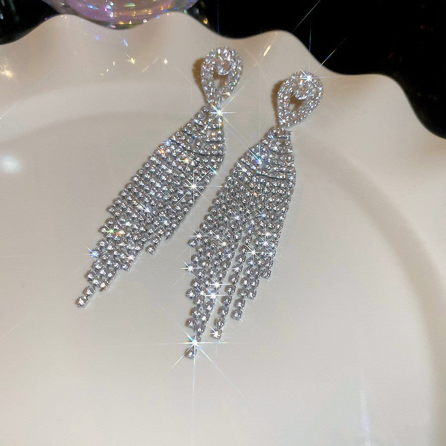 Orecchini pendenti con nappe geometriche minimaliste con intarsi di strass in rame placcato e perni in argento sterling 925 da donna