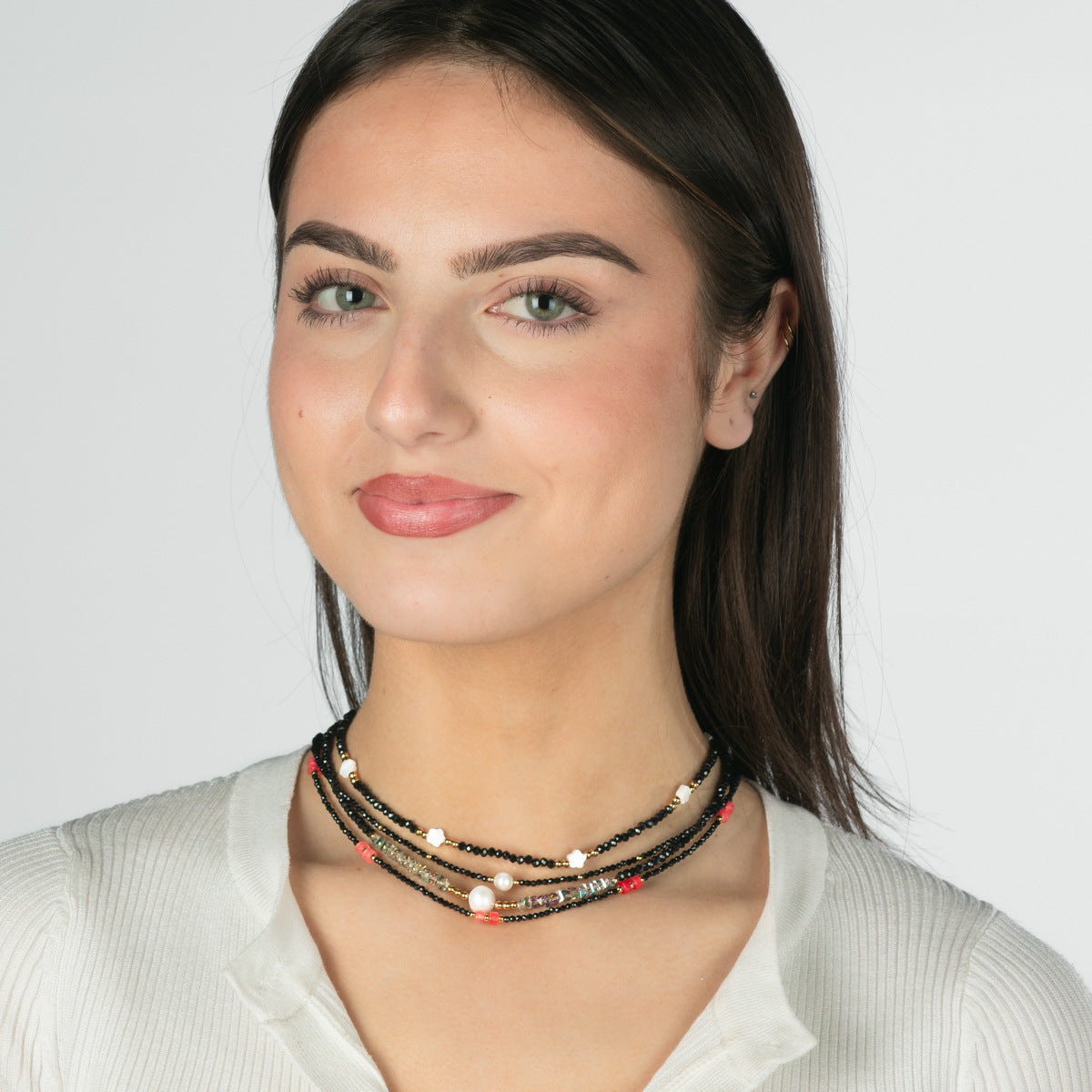 Collar minimalista de espinela negra y perlas en acero inoxidable con acabado chapado para mujer