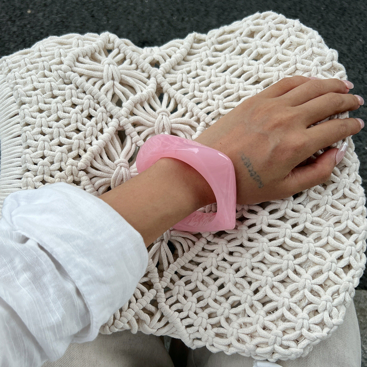 Bracciale da donna in acrilico geometrico irregolare minimalista con effetto traslucido sfumato