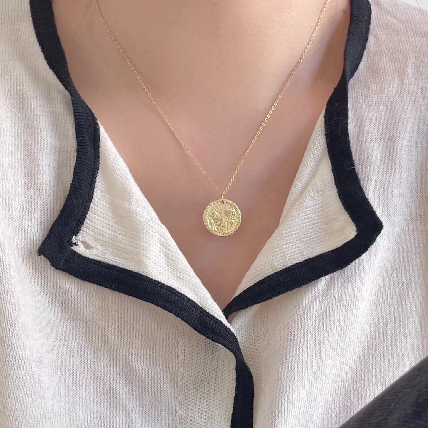 Ciondolo Leone Geometrico in Argento 925 Placcato Oro, Gioielli da Donna con Design Originale Vintage