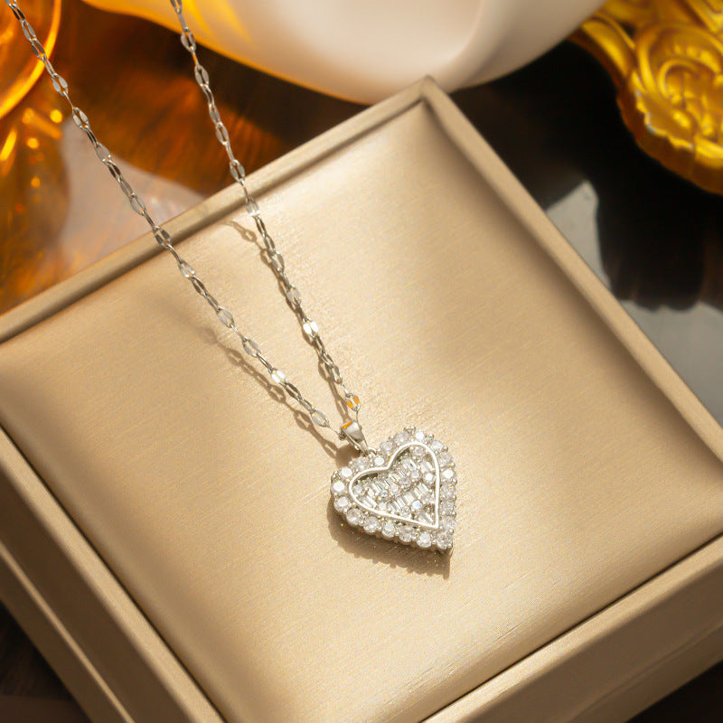 Sweet and Edgy Heart-Shaped Titanium Steel Pendant Necklace for Women with Rhinestone Inlay and Vacuum Plating Finish