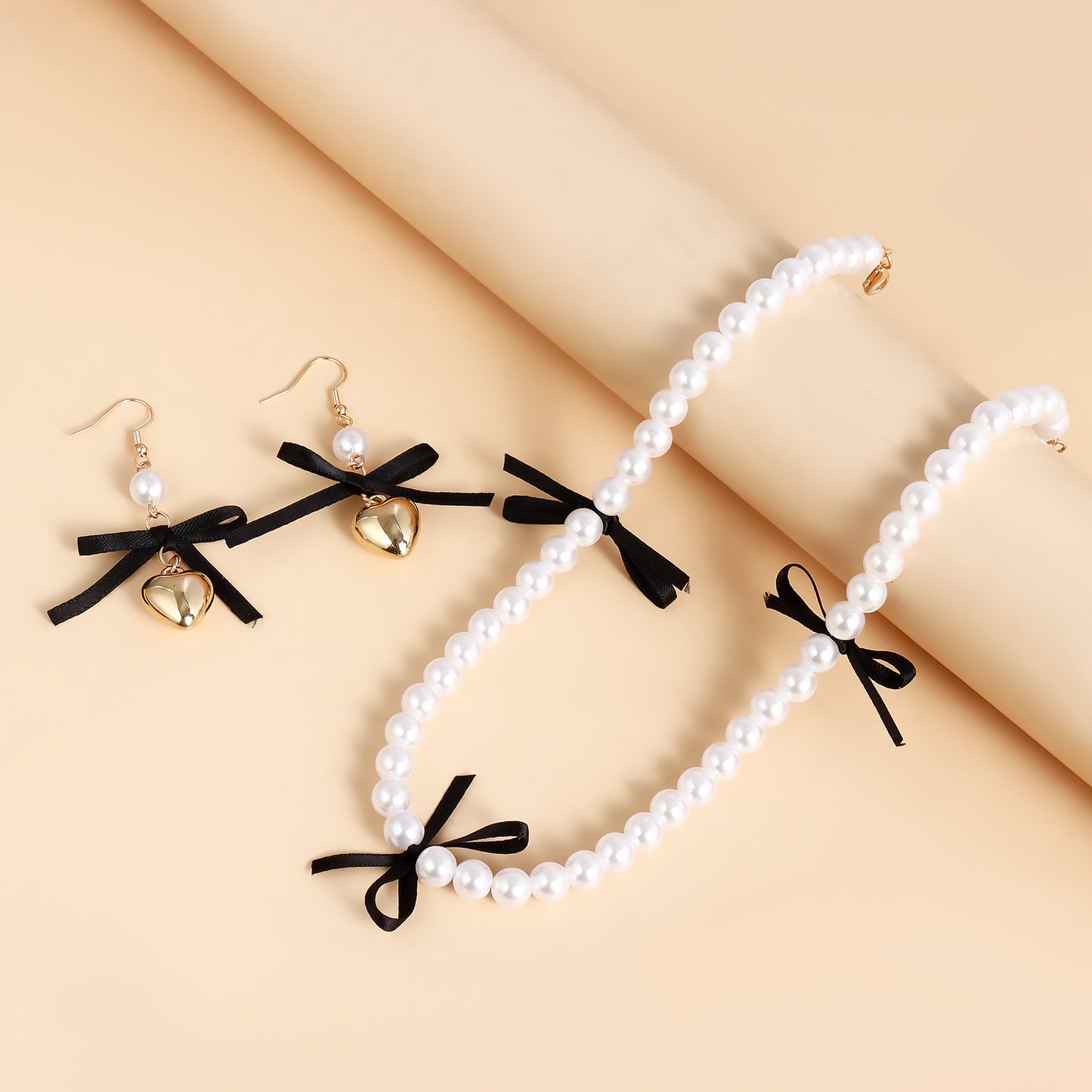 Collana pendente a farfalla minimalista con fiocco in metallo placcato con inserti di perle imitate per donna