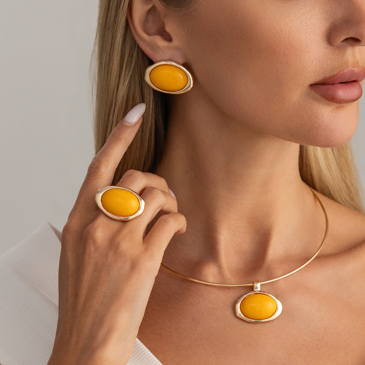 French Vintage Gradient Acrylic Geometric Oval Pendant Iron Plated Choker Necklace for Women