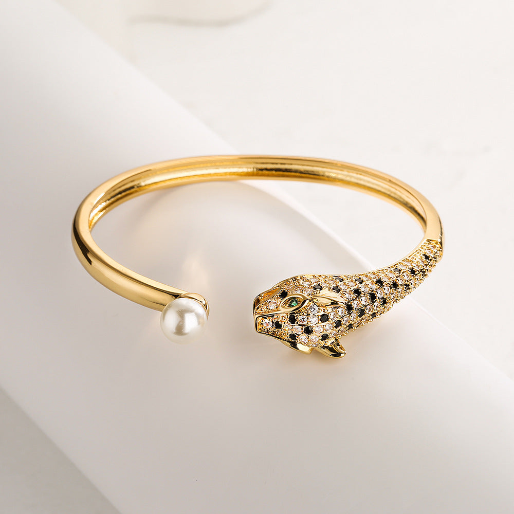 Bracciale Rigido Aperto Geometrico a Forma di Leopardo alla Moda da Donna Realizzato in Ottone con Placcatura in Oro Vero e Zirconi Micro-Incastonati