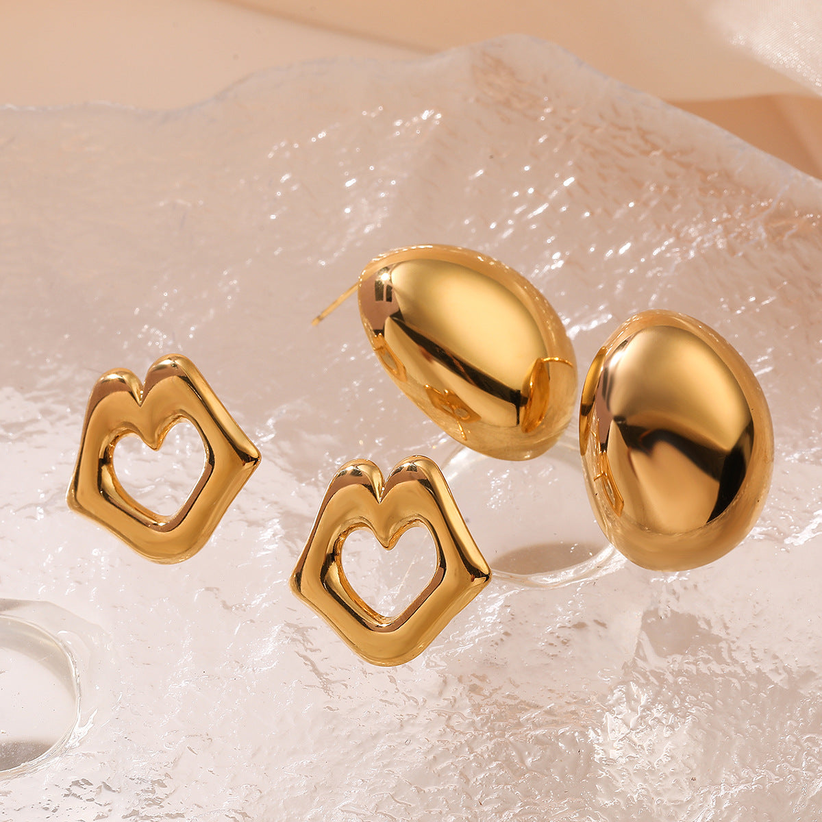 Orecchini a perno geometrici minimalisti a forma di labbra da donna in acciaio inossidabile galvanizzato Accessorio di moda dalla forma irregolare